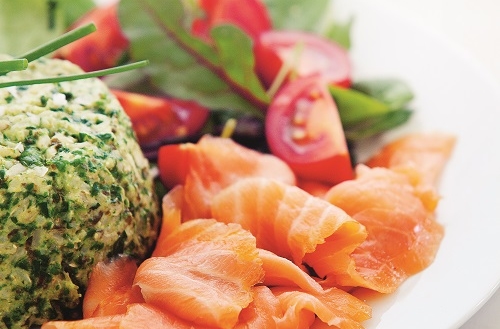 Spenat- och pepparrotsrisotto med kallrökt lax